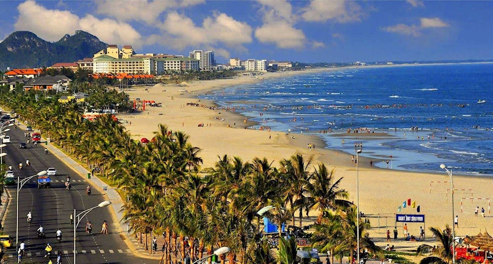 Những bãi biển ở khu vực bán đảo Sơn Trà thường giữ được vẻ hoang sơ, chịu ít sự can thiệp của con người